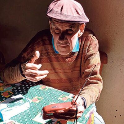 O gaúcho Dari Lopes, de 75 anos, informa-se pelo radinho que ganhou