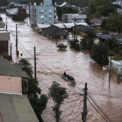Voluntários de barco resgatam moradores ilhados no município de São Sebastião do Caí, totalmente inundado pelo rio Caí, que deságua na região metropolitana de Porto Alegre -  (crédito:  AFP)