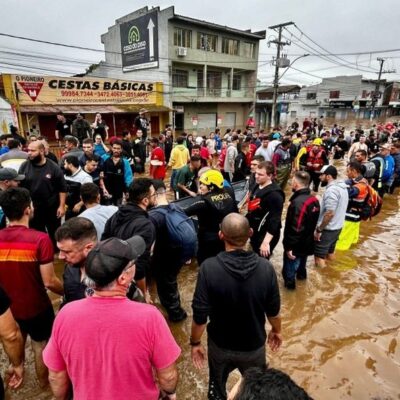 Equipes de resgate e voluntários ajudam vítimas de enchentes em Canoas, Rio Grande do Sul