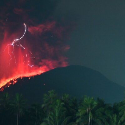 Erupção vulcânica no Monte Ibu, na província de Maluku do Norte, na Indonésia