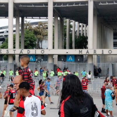 Novas regras têm o objetivo de melhorar a comunicação para vítimas de assédio no RJ; na foto, torcedores do Flamengo se reúnem no Maracanã para ver a final da Libertadores em 2019