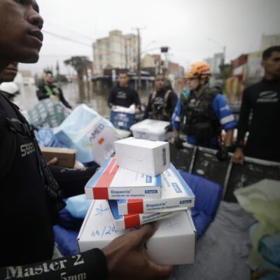 Medicamentos são transportados em cidade alagada do Rio Grande do Sul