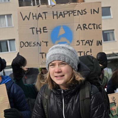 A sueca Greta Thunberg e outros jovens ativistas climáticos do movimento 'Sextas-feiras para o Futuro' realizam uma manifestação não autorizada no dia de encerramento da reunião anual do Fórum Econômico Mundial, em Davos