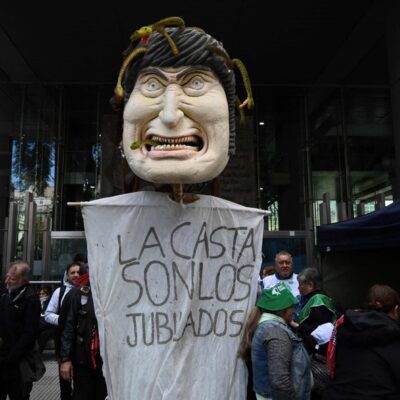 Manifestantes usam boneco de Milei durante protesto em Buenos Aires