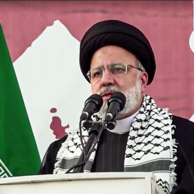 O presidente do Irã, Ebrahim Raisi, afirmou neste domingo (14) que o ataque no sábado (13) a Israel foi “uma lição contra o inimigo sionista”, avisando Tel Aviv que qualquer “nova aventura” irá contar com uma resposta “ainda mais dura” de Teerã.
Frame Reuters