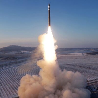 Lançamento do teste do míssil balístico intercontinental (ICBM) Hwasongpho-18, em um local não revelado na Coreia do Norte