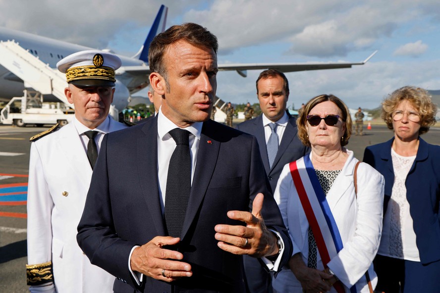 O presidente francês Emmanuel Macron fala com a imprensa na chegada ao aeroporto internacional de Nouméa, em Nova Caledônia