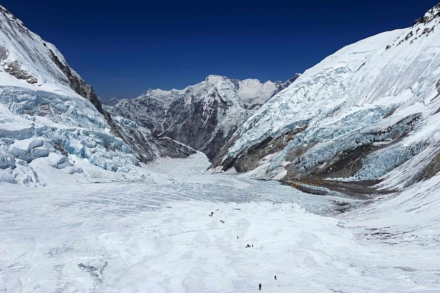 Geleira Khumbu, na subida ao topo do Monte Everest, no Nepal