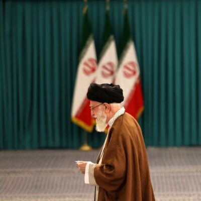 Líder supremo do Irã, Ali Khamenei, vota em segundo turno das eleições legislativas