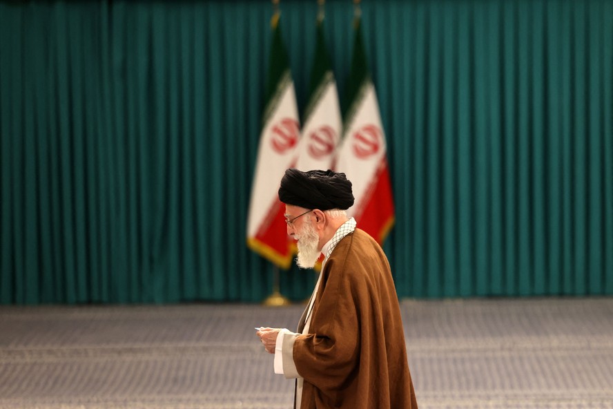 Líder supremo do Irã, Ali Khamenei, vota em segundo turno das eleições legislativas
