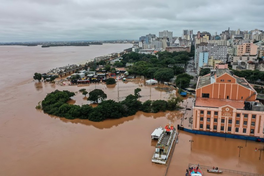 Rio Guaíba: usina do gasômetro, em Porto Alegre, após chuva intensa