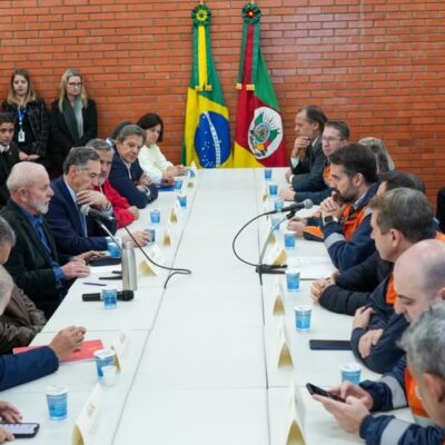 Governador Eduardo Leite se reúne com o presidente Lula e ministros na Unisinos, em São Leopoldo