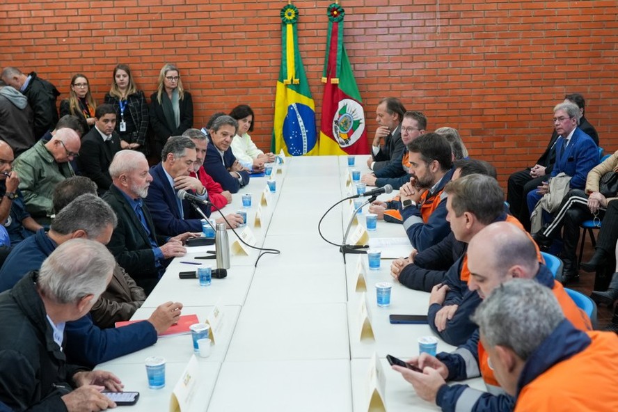 Governador Eduardo Leite se reúne com o presidente Lula e ministros na Unisinos, em São Leopoldo