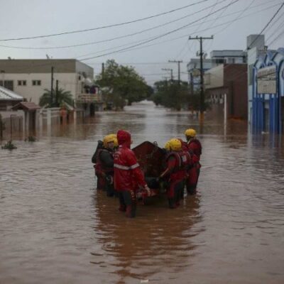 Uma equipe de bombeiros trabalha em uma rua inundada no centro da cidade de São Sebastião do Cai, Rio Grande do Sul, Brasil, em 2 de maio de 2024       -  (crédito: ANSELMO CUNHA / AFP)