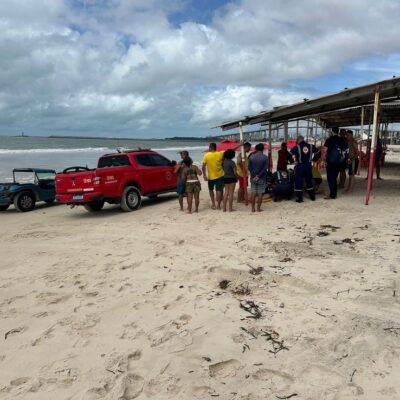 Adolescente de 17 anos se afoga ao tentar salvar amigo na praia da Redinha — Foto: Kléber Teixeira/Inter TV Cabugi