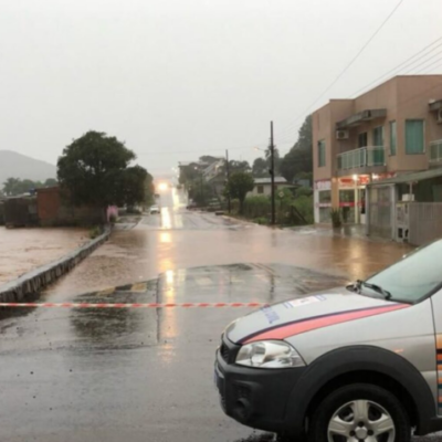 Rua da cidade de Ponte Serrada em Santa Catarina após as fortes chuvas