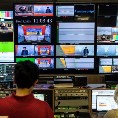 Preparando a transmissão da Telemaratona em Kiev, capital da Ucrânia, em dezembro, que substituiu o noticiário estridente do país após a guerra