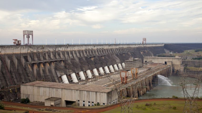 Usina de Itaipu, que completou 40 anos de operação em maio de 2024, é a maior do Brasil em produção de energia elétrica