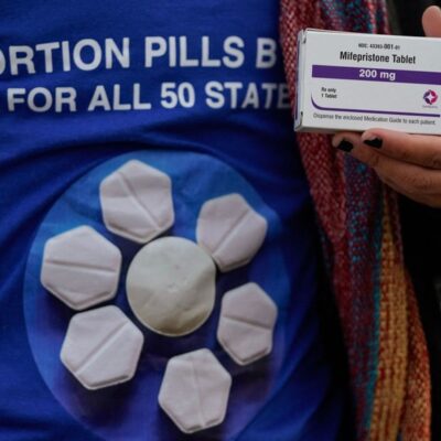 Ativista pró-aborto segura pílula abortiva em protestos nos EUA
