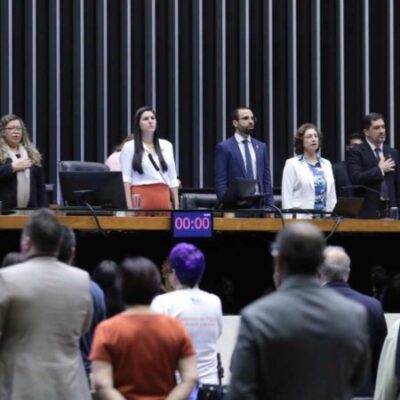 Sessão na Câmara homenageou movimento anti-aborto no momento em que PL sobre o tema tramita na Casa -  (crédito: Zeca Ribeiro/Câmara dos Deputados)