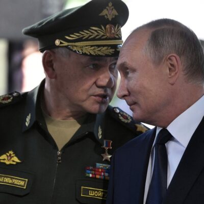 Ex-ministro da Defesa da Rússia, Sergei Shoigu (E), conversa com o presidente Vladimir Putin