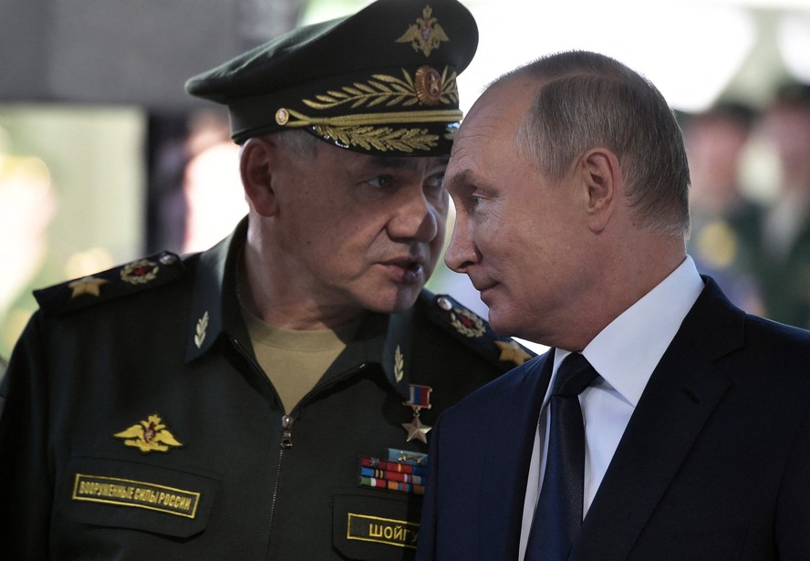 Ex-ministro da Defesa da Rússia, Sergei Shoigu (E), conversa com o presidente Vladimir Putin