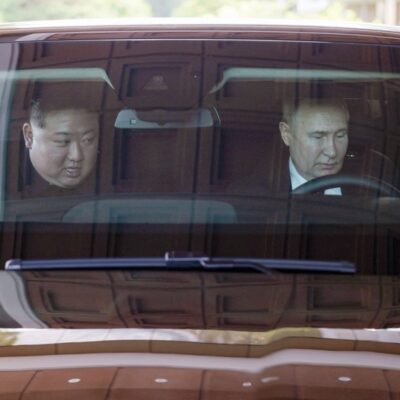 Foto distribuída pela agência de notícias russa Sputnik mostra o presidente Vladimir Putin e o líder norte-coreano Kim Jong-un em um Aurus, de fabricão russa.