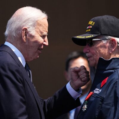Joe Biden cumprimenta Victor Chaney, veterano da Segunda Guerra Mundial