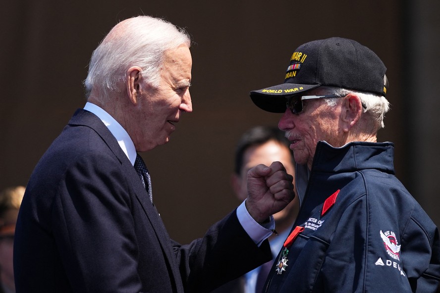 Joe Biden cumprimenta Victor Chaney, veterano da Segunda Guerra Mundial