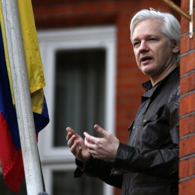 O fundador do Wikileaks, Julian Assange, falando na varanda da Embaixada do Equador em Londres em 2017