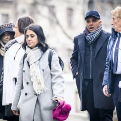 Ajay Hinduja (segundo à direita) e sua esposa Namrata (à esquerda) em Genebra esta semana com seus advogados