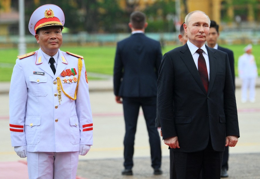 Putin participa de cerimônia no Memorial aos Soldados Caídos em Hanói