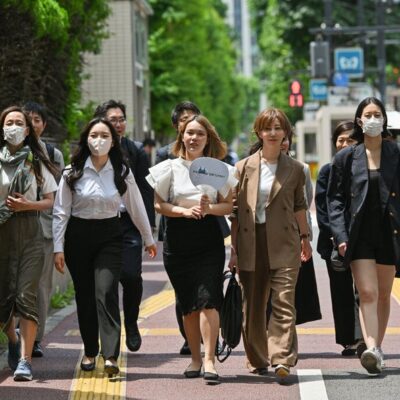 Mulheres que estão processando o governo japonês por causa da Lei de Proteção Materna vão ao tribunal em Tóquio com seus advogados