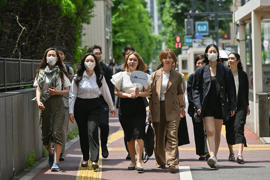 Mulheres que estão processando o governo japonês por causa da Lei de Proteção Materna vão ao tribunal em Tóquio com seus advogados