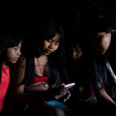 Crianças usam Internet para comunicar entre aldeias e se entreter