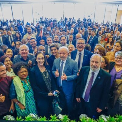Na imagem, o presidente Luiz Inácio Lula da Silva (ao centro) e integrantes em sessão inaugural do Conselhão, em 4 de maio de 2023