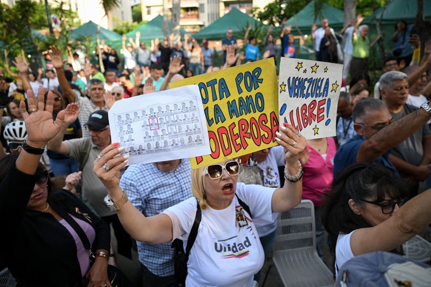 Apoiadores do candidato presidencial da oposição venezuelana, Edmundo Gonzalez Urrutia, participam de ato de campanha em Caracas