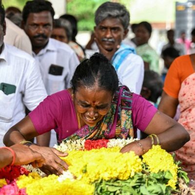 Um parente chora ao lado do corpo de uma vítima que morreu após consumir álcool tóxico ilegal no distrito de Kallakurichi, no estado indiano de Tamil Nadu.