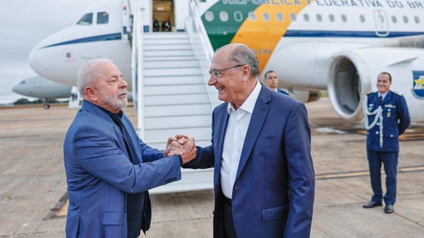 Lula e Alckmin dão às mãos