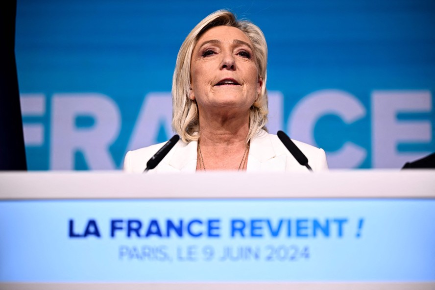 Líder do Reagrupamento Nacional, Marine Le Pen, discursa após vitória do partido na votação para o Parlamento Europeu