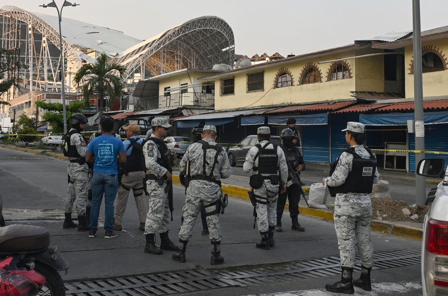Membros da Guarda Nacional montam guarda no porto de Acapulco