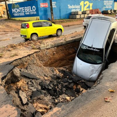 Carro cai em cratera em avenida na Grande Natal — Foto: Vinícius Marinho/Inter TV Cabugi