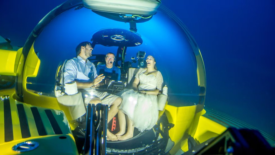 O primeiro casamento em alto-mar a bordo de um submersível Triton 3300/3 MKII