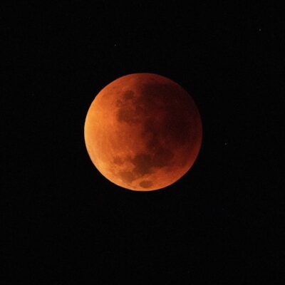 A 'Lua de sangue' é vista durante eclipse total da Lua no Rio na madrugada desta segunda-feira