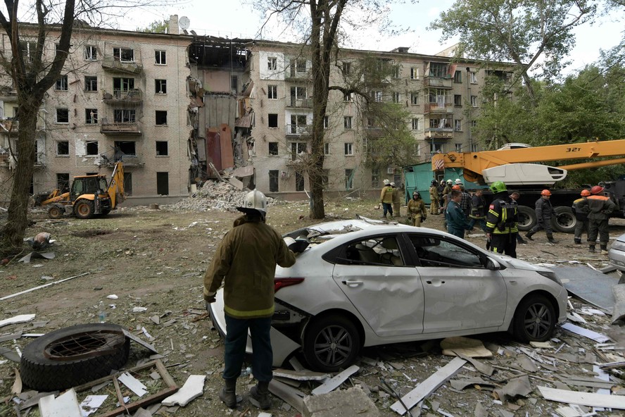 Equipes de resgate trabalham no local de um ataque com mísseis em Lugansk, Ucrânia
