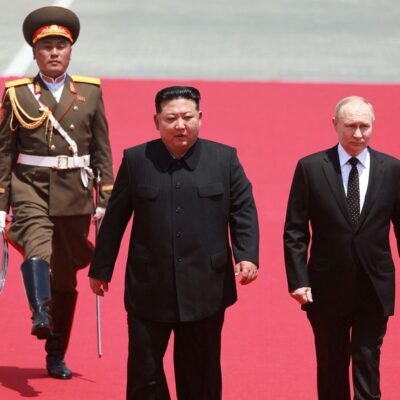 Kim Jong-un e Vladimir Putin participam de cerimônia em Pyongyang