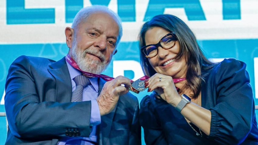 O presidente Lula e a primeira-dama Janja com as medalhas honorárias das Olimpíadas de Matemática