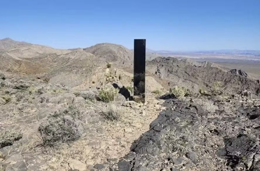 'Misterioso monólito' surge em deserto próximo de Las Vegas
