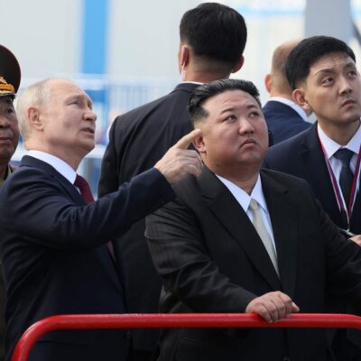 Presidente da Rússia, Vladimir Putin (E), e o líder norte-coreano, Kim Jong-un, durante visita ao Cosmódromo de Vostochny, no Leste russo