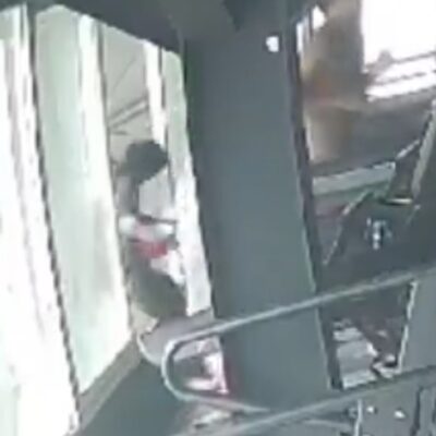 Jovem cai de janela aberta em academia, na Indonésia